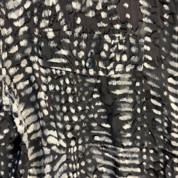 Chico's Women ButtonUp Long Sleeve Velvet Burnout Silk Shirt Sz 2 = USL/12 Party - Picture 8 of 15